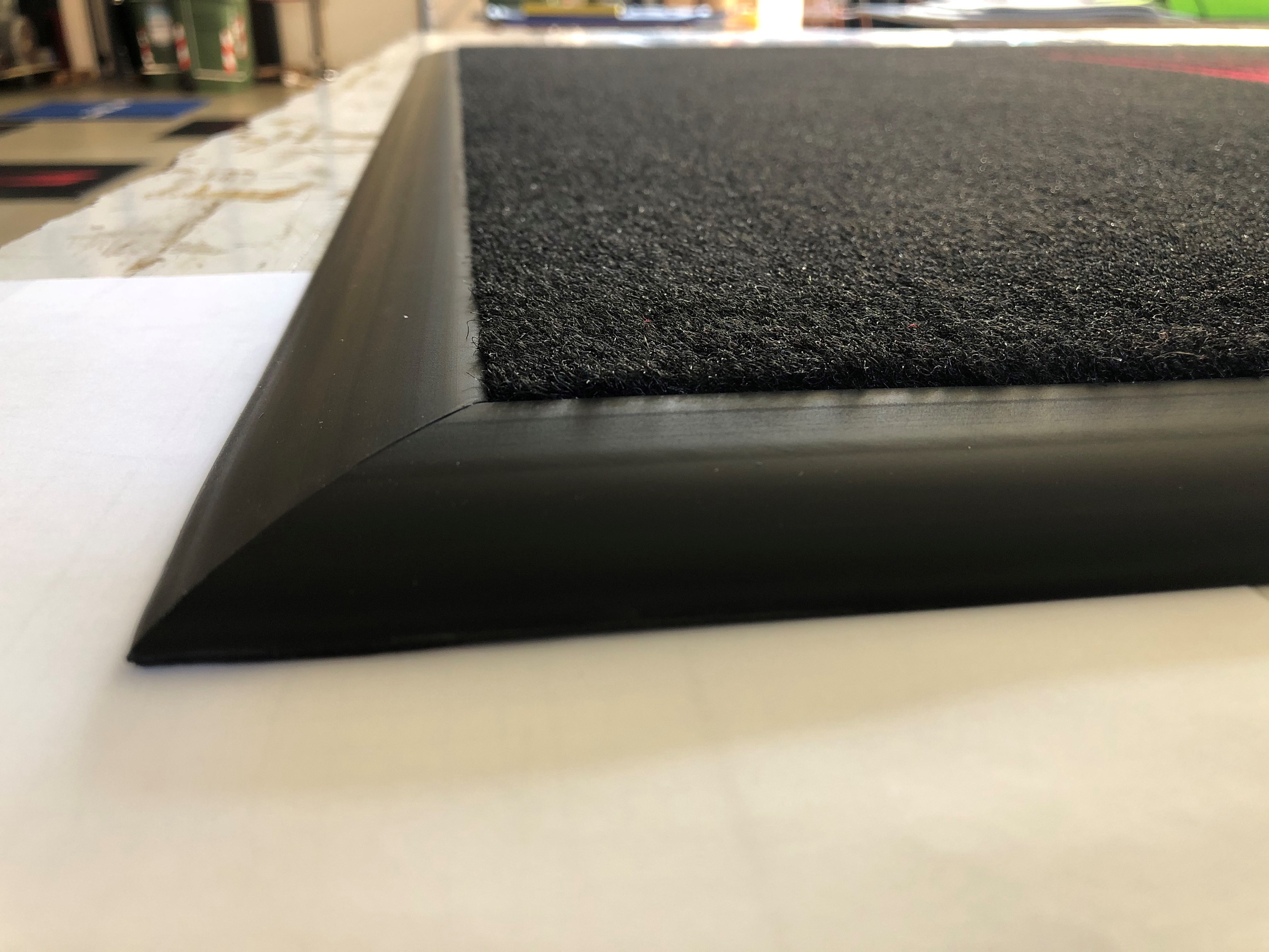 Il bordo — tappeto su misura in moquette intarsiata
